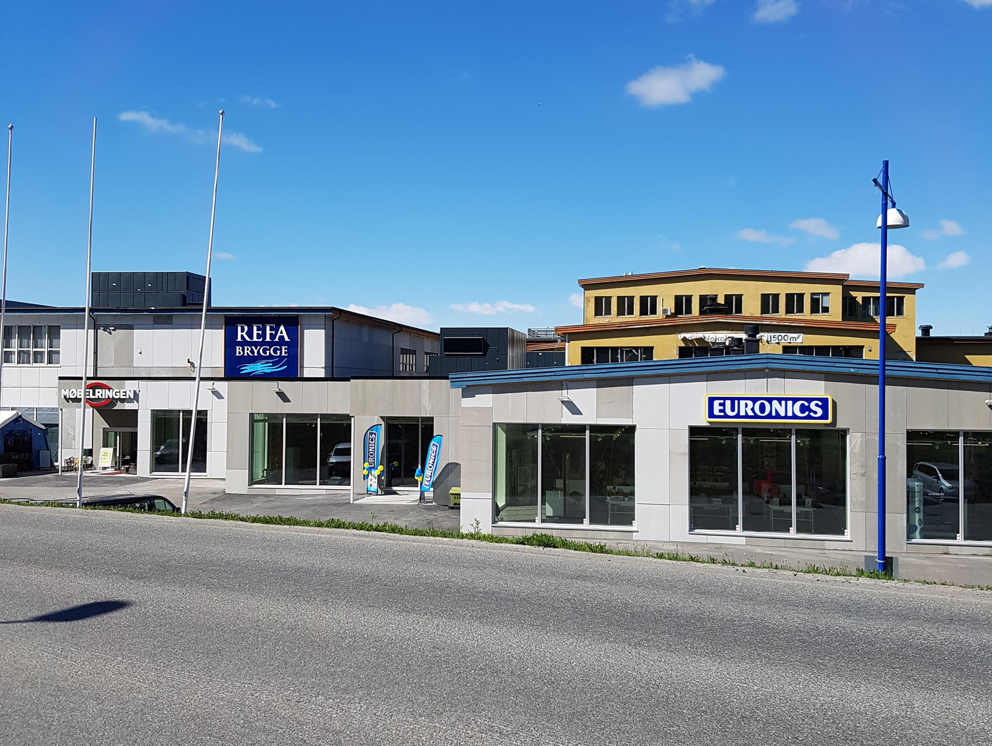 Butikkrekke langs en gate med Euronics-skilt