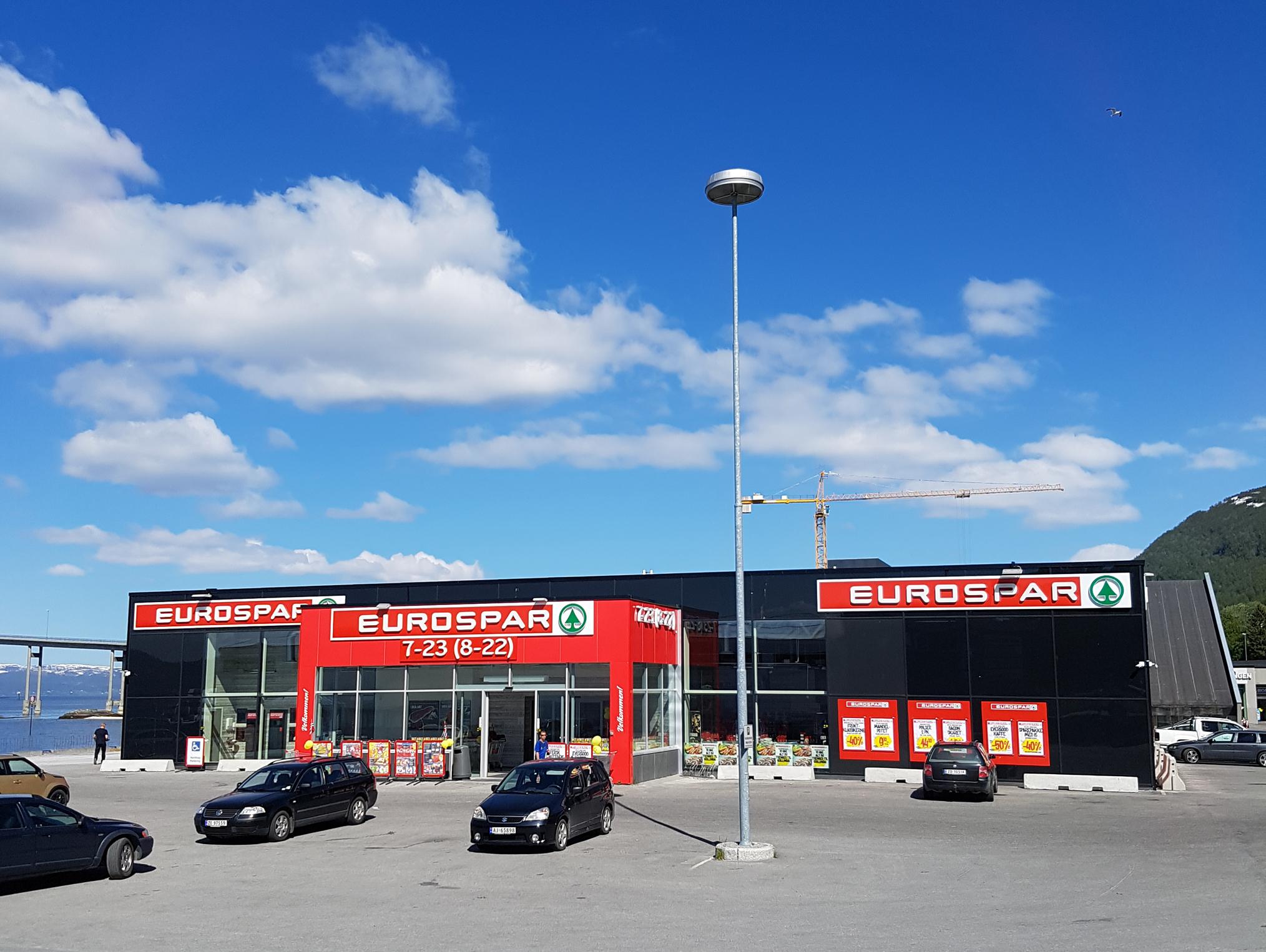 Eurospar-butikk med parkeringsplass foran
