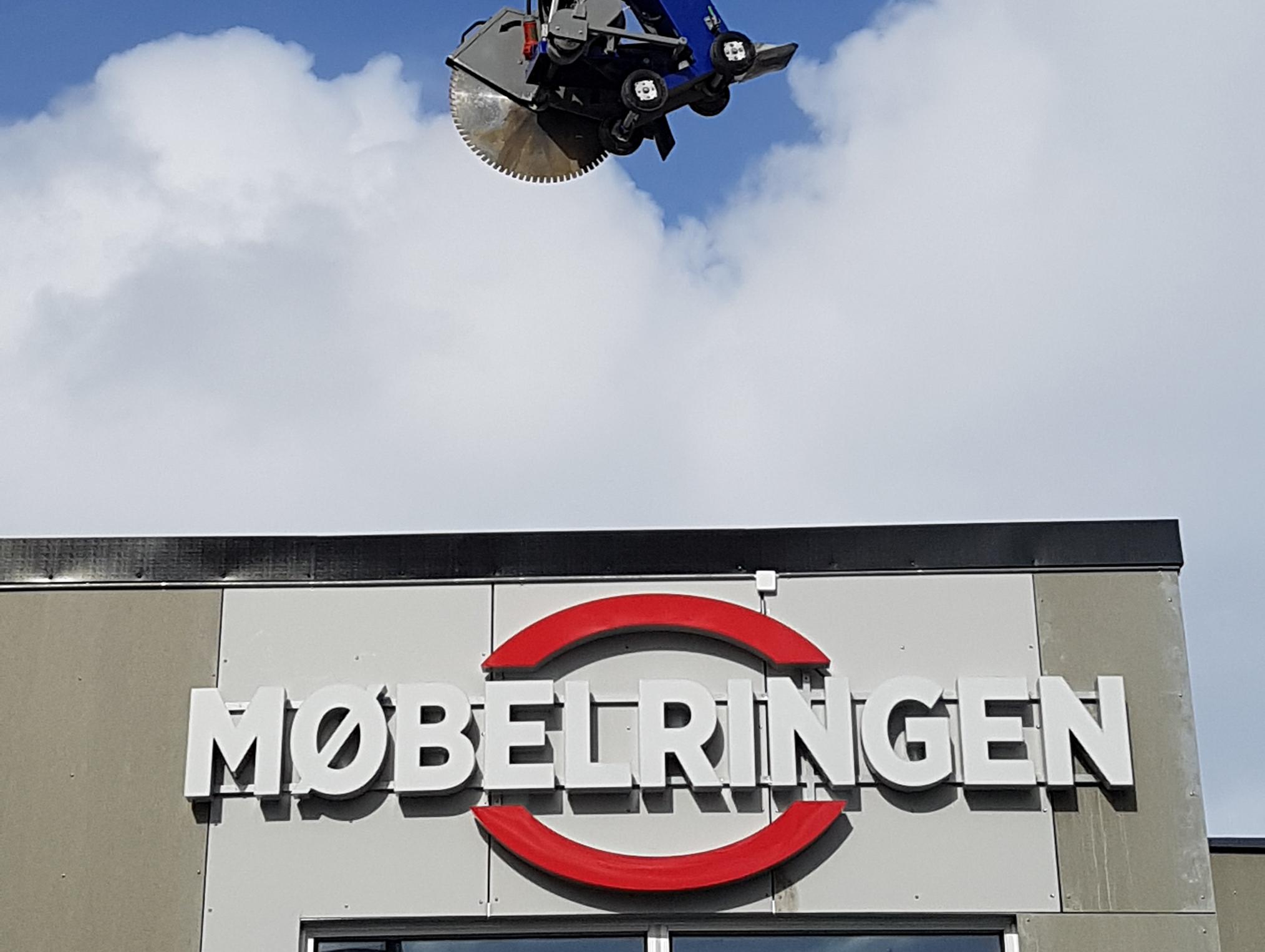 Møbelringen-skilt på fasaden av en butikk