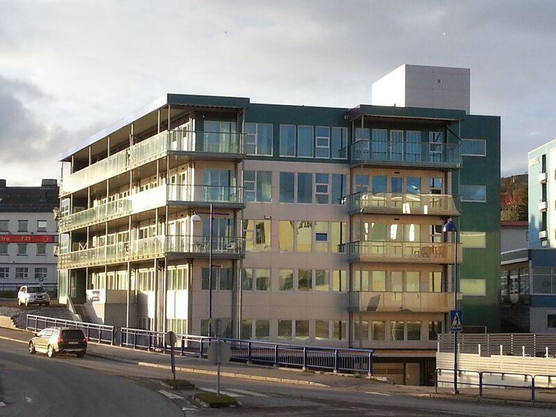 Bygg i fem etasjer med balkonger i Finnsnes sentrum