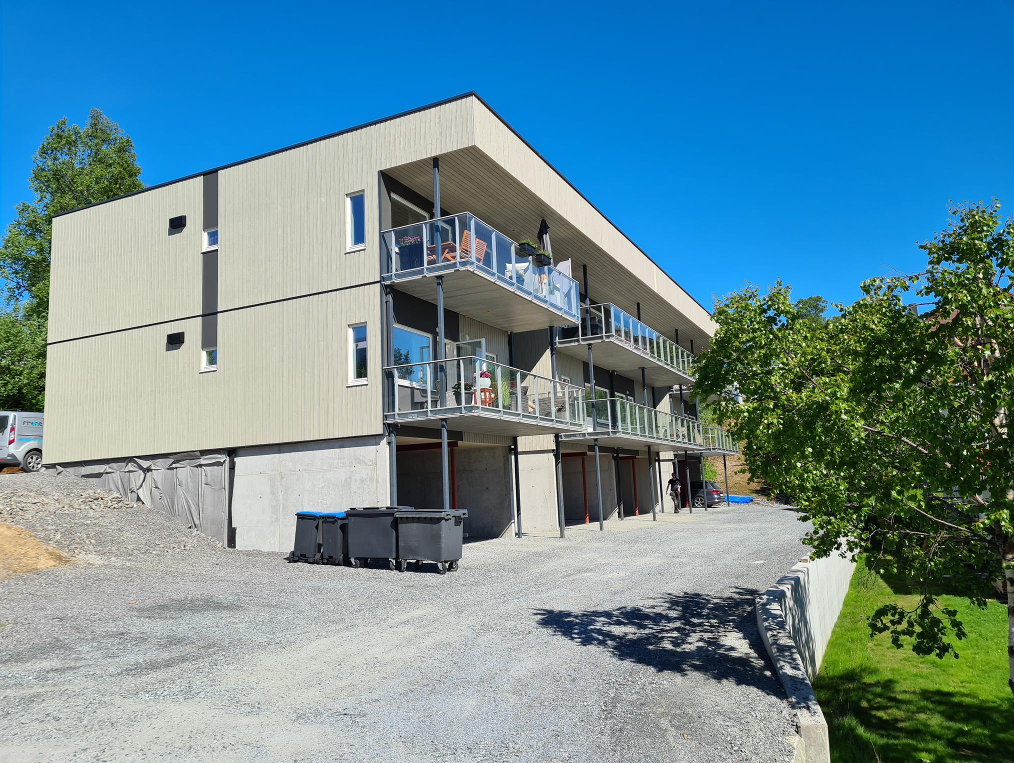 Nytt leilighetsbygg i tre etasjer med balkonger